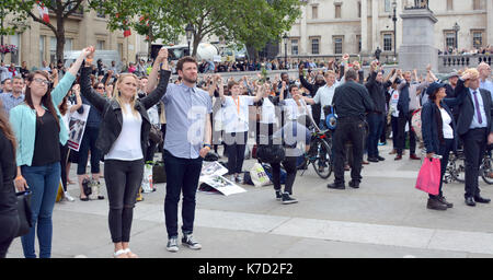 Foto muss Gutgeschrieben © Alpha Presse 066465 22/06/2016 Gedenkfeier für ermordete Labour MP Jo Cox am Trafalger Square in London. Was hätte sie der 42. Geburtstag, Labour MP Jo Cox ist weltweit in einer Reihe von # moreincommon Events heute erinnert. Die Labour-abgeordnete für Batley und Spen erschossen wurde und auf der Straße am 16. Juni erstochen und später starb. Ein Fonds, der in ihrem Namen über € 1,23 M GBP zu Datum angehoben. Stockfoto