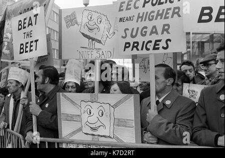 Gewerkschaftsarbeiter protestieren erneut EWG Europäische Wirtschaftsunion bedeutet "höhere Zuckerpreise". Leute außerhalb der konservativen Partykonferenz Winter Gardens Blackpool Lancashire 1973. HOMER SYKES AUS DEN 1970ER JAHREN. Stockfoto