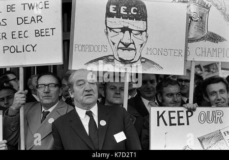 Gewerkschaftsarbeiter protestieren erneut vor der Konferenz der konservativen Partei Winter Gardens Blackpool Lancashire 1973. HOMER SYKES AUS DEN 1970ER JAHREN. Stockfoto