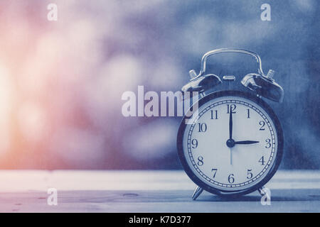 3 o'clock alten Retro clock Blue vintage Farbton mit alten Grunge Textur Overlay Stockfoto