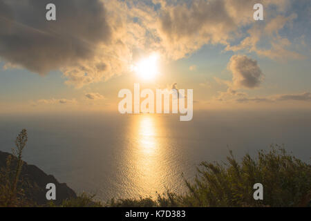 Wenn Sie reisen, können Sie die Sonnenuntergänge sind einer der denkwürdigsten Ansichten, die Sie haben werden. Den Sonnenuntergang auf Madeira sind atemberaubend Stockfoto