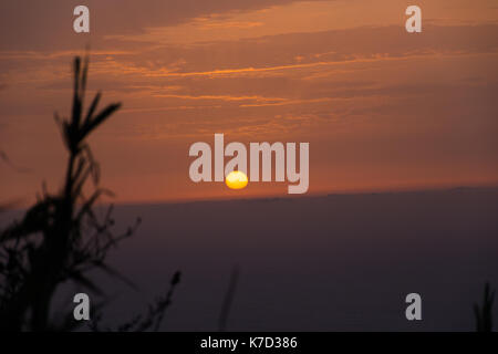 Wenn Sie reisen, können Sie die Sonnenuntergänge sind einer der denkwürdigsten Ansichten, die Sie haben werden. Den Sonnenuntergang auf Madeira sind atemberaubend Stockfoto