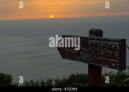 Wenn Sie reisen, können Sie die Sonnenuntergänge sind einer der denkwürdigsten Ansichten, die Sie haben werden. Den Sonnenuntergang auf Madeira sind atemberaubend Stockfoto