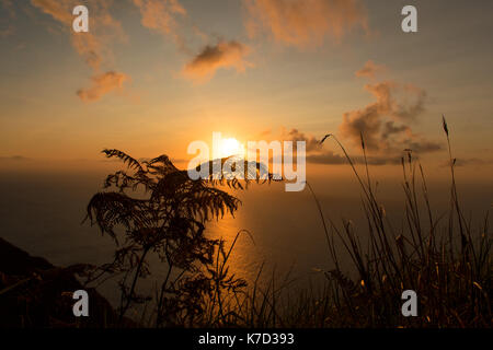 Wenn Sie reisen, können Sie die Sonnenuntergänge sind einer der denkwürdigsten Ansichten, die Sie haben werden. Den Sonnenuntergang auf Madeira sind atemberaubend Stockfoto