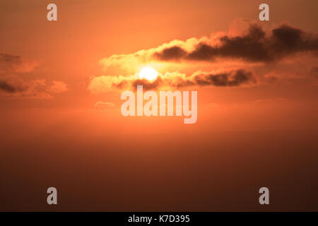 Wenn Sie reisen, können Sie die Sonnenuntergänge sind einer der denkwürdigsten Ansichten, die Sie haben werden. Den Sonnenuntergang auf Madeira sind atemberaubend Stockfoto