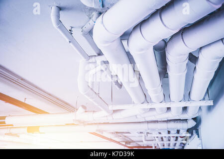 Wasser Rohrleitungsplanung, Clean line Bewässerung Transportsystem im Gebäude Stockfoto