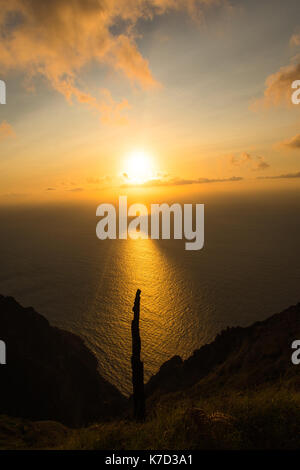 Wenn Sie reisen, können Sie die Sonnenuntergänge sind einer der denkwürdigsten Ansichten, die Sie haben werden. Den Sonnenuntergang auf Madeira sind atemberaubend Stockfoto