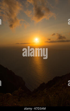 Wenn Sie reisen, können Sie die Sonnenuntergänge sind einer der denkwürdigsten Ansichten, die Sie haben werden. Den Sonnenuntergang auf Madeira sind atemberaubend Stockfoto