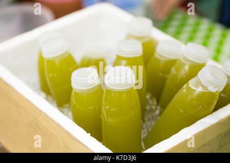 Zucker oder Zuckerrohr süßen Saft Mineralwasser Obst Wasser frisch kühl im Sommer. Stockfoto