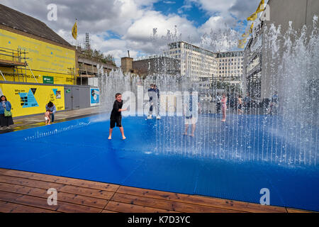 Kleiner Junge schreiend in Brunnen an der Southbank, London Stockfoto