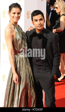 Foto muss Gutgeschrieben © Kate Grün/Alpha Presse 079965 08/05/2016 Kunal Nayyar und Frau Neha Kapur an der House of Fraser British Academy Fernsehen BAFTA Awards Ankünfte 2016 in der Royal Festival Hall in London Stockfoto