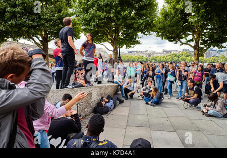 Junge Fotografen erwarten akrobaten an der Southbank, London Stockfoto