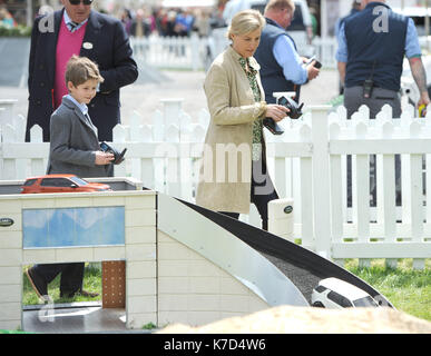 Foto muss Gutgeschrieben © Alpha Presse 079965 14/05/2016 Sophie Gräfin von Wessex und Sohn Viscount Severn James Alexander Philip Theo Mountbatten Windsor Royal Windsor Horse Show 2016 Windsor, Berkshire Stockfoto