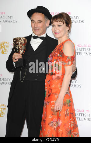 Foto muss Gutgeschrieben © Kate Grün/Alpha Presse 079965 08/05/2016 Mark Rylance und Helen McCrory an der House of Fraser British Academy Fernsehen Auszeichnungen Bafta Pressroom gehalten an der Royal Festival Hall in London. Stockfoto