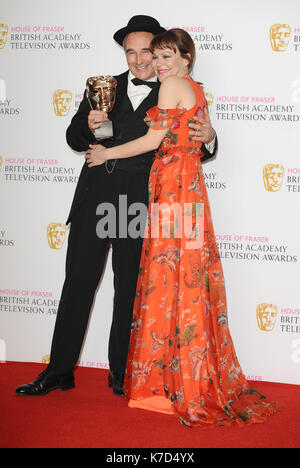 Foto muss Gutgeschrieben © Kate Grün/Alpha Presse 079965 08/05/2016 Mark Rylance und Helen McCrory an der House of Fraser British Academy Fernsehen Auszeichnungen Bafta Pressroom gehalten an der Royal Festival Hall in London. Stockfoto