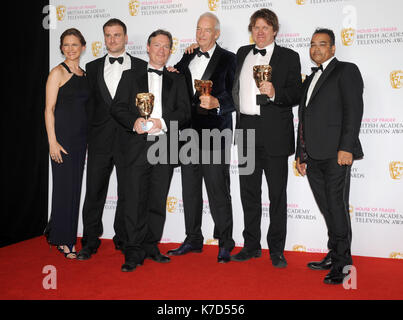 Foto muss Gutgeschrieben © Kate Grün/Alpha Presse 079965 08/05/2016 Nachrichten Deckung, Channel 4 News, Paris Massaker, Jon Snow mit Katie Derham und Krishnan Guru Murthy im Haus der Fraser British Academy Fernsehen Auszeichnungen Bafta Pressroom gehalten an der Royal Festival Hall in London. Stockfoto