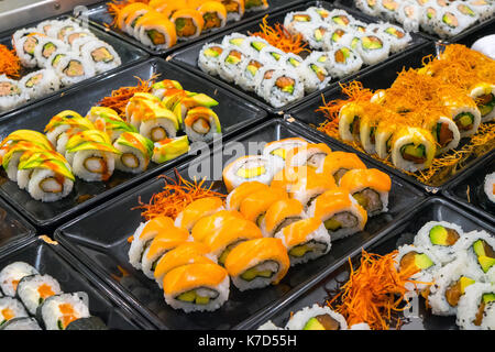 Große Auswahl an Sushi rollt mit Buffet Stockfoto