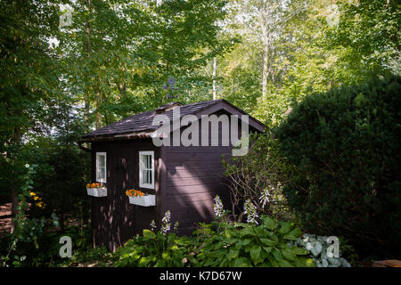 Ein kleines Haus, wie ein Haus für Zwerge, steht im Wald Stockfoto