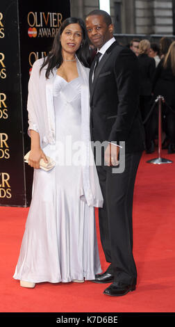 Foto muss Gutgeschrieben © Alpha Presse 078237 03/04/2016 Adrian Lester und Frau Lolita Chakrabarti Olivier Awards 2016 am Royal Opera House London Stockfoto