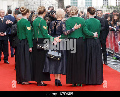 Foto muss Gutgeschrieben © Kate Grün/Alpha Presse 079965 11/04/2016 Helen Mirren mit Soldaten Auge in der Sky UK Premiere Curzon Mayfair London Stockfoto
