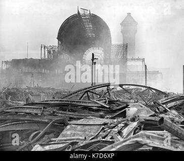 Foto muss Gutgeschrieben © Alpha werden Drücken Sie05000001/12/1936 Der Crystal Palace auf Feuer an Sydenham im Süden Londons. Stockfoto