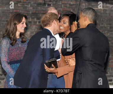 Foto muss Gutgeschrieben © Kate Grün/Alpha Presse 079965 22/04/2016 Prinz Harry, Kate Herzogin von Cambridge Katherine Catherine Middleton, Prinz William Herzog von Cambridge host Präsident Barack Obama und der First Lady Michelle Obama der Vereinigten Staaten von Amerika für ein Abendessen im Kensington Palace in London. Stockfoto