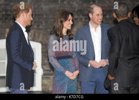 Foto muss Gutgeschrieben © Kate Grün/Alpha Presse 079965 22/04/2016 Prinz Harry, Kate Herzogin von Cambridge Katherine Catherine Middleton, Prinz William Herzog von Cambridge host Präsident Barack Obama und der First Lady Michelle Obama der Vereinigten Staaten von Amerika für ein Abendessen im Kensington Palace in London. Stockfoto