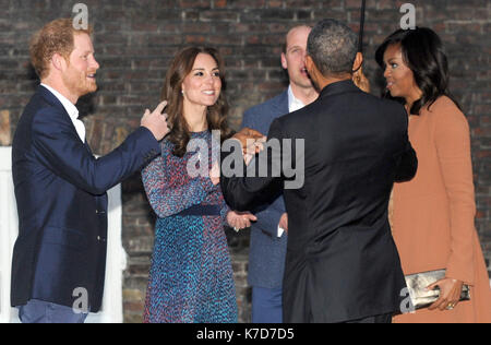 Foto muss Gutgeschrieben © Kate Grün/Alpha Presse 079965 22/04/2016 Prinz Harry, Kate Herzogin von Cambridge Katherine Catherine Middleton, Prinz William Herzog von Cambridge host Präsident Barack Obama und der First Lady Michelle Obama der Vereinigten Staaten von Amerika für ein Abendessen im Kensington Palace in London. Stockfoto