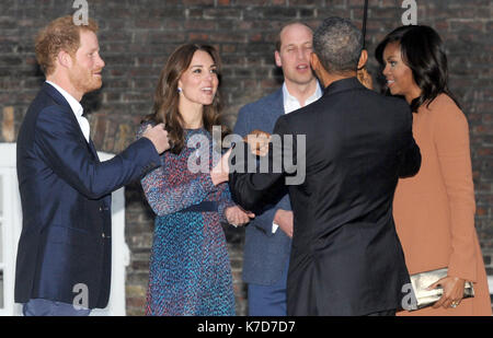 Foto muss Gutgeschrieben © Kate Grün/Alpha Presse 079965 22/04/2016 Prinz Harry, Kate Herzogin von Cambridge Katherine Catherine Middleton, Prinz William Herzog von Cambridge host Präsident Barack Obama und der First Lady Michelle Obama der Vereinigten Staaten von Amerika für ein Abendessen im Kensington Palace in London. Stockfoto