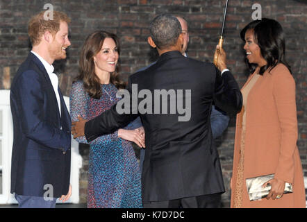 Foto muss Gutgeschrieben © Kate Grün/Alpha Presse 079965 22/04/2016 Prinz Harry, Kate Herzogin von Cambridge Katherine Catherine Middleton, Prinz William Herzog von Cambridge host Präsident Barack Obama und der First Lady Michelle Obama der Vereinigten Staaten von Amerika für ein Abendessen im Kensington Palace in London. Stockfoto