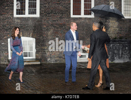 Foto muss Gutgeschrieben © Kate Grün/Alpha Presse 079965 22/04/2016 Kate Herzogin von Cambridge Katherine Catherine Middleton, Prinz William Herzog von Cambridge host Präsident Barack Obama und der First Lady Michelle Obama der Vereinigten Staaten von Amerika für ein Abendessen im Kensington Palace in London. Stockfoto