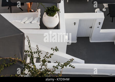 Blick von oben Die Balkone von Santorini, Oia. Frau Beine Stockfoto