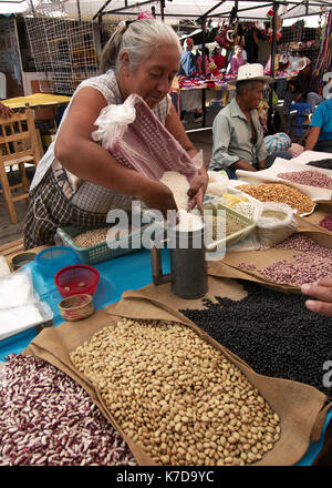 Tepoztlan, Morelos, Mexiko - 2013: Am Wochenende folkloristisch-Markt ist einer der wichtigsten Sehenswürdigkeiten der Stadt. Stockfoto