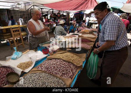 Tepoztlan, Morelos, Mexiko - 2013: Am Wochenende folkloristisch-Markt ist einer der wichtigsten Sehenswürdigkeiten der Stadt. Stockfoto