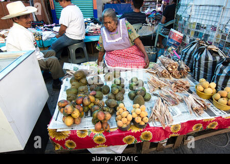 Tepoztlan, Morelos, Mexiko - 2013: Am Wochenende folkloristisch-Markt ist einer der wichtigsten Sehenswürdigkeiten der Stadt. Stockfoto