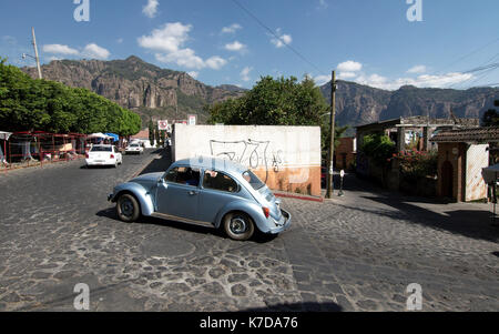 Tepoztlan, Morelos, Mexiko - 2013: eine Straße im historischen Zentrum der Stadt, mit der Pirámide de Berg im Hintergrund. Stockfoto