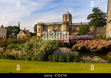 War Memorial Garden am Christ Church College Gelände in Richtung Tom Tower suchen Stockfoto