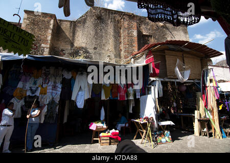 Tepoztlan, Morelos, Mexiko - 2013: Am Wochenende folkloristisch-Markt ist einer der wichtigsten Sehenswürdigkeiten der Stadt. Stockfoto