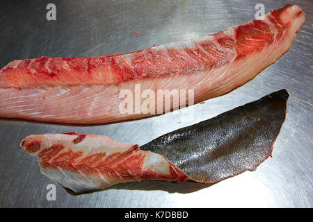 Bernsteinmakrele Fischfilet Prozess in Edelstahl Küche Stockfoto