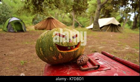 Ein Kürbis ist von Hand geschnitzt auf Halloween während einer Halloween camp für Pfadfinder, die in der maltesischen Landschaft, erzeugen eine unheimliche und gruselige Atmosphäre. Stockfoto