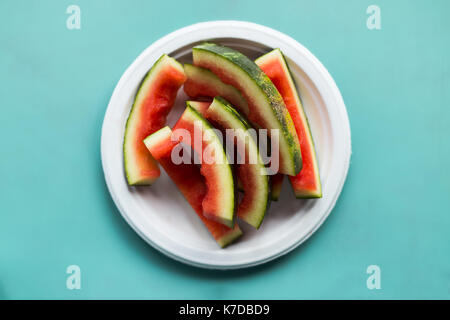 Ansicht von oben der Wassermelone gegessen in der Platte auf dem Tisch Stockfoto
