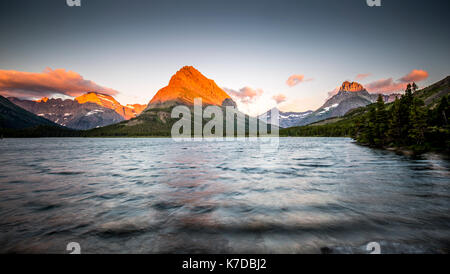 Mount grinnell Reflexion Many Glacier Glacier National Park sunirse Stockfoto