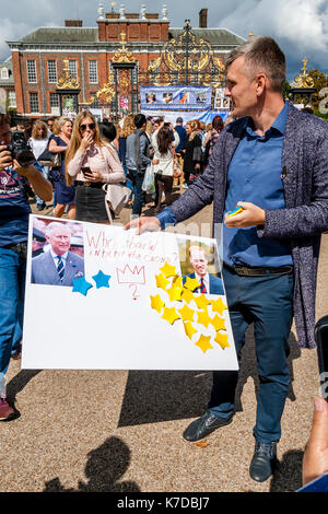 Ein TV-Reporter außerhalb Kensington Palace Am 20. Jahrestag des Todes von Prinzessin Diana, Leute zu fragen, wer der nächste König, London, UK. Stockfoto