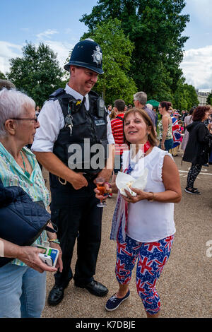 Anhänger der verstorbenen Prinzessin Diana Sammeln außerhalb Kensington Palace Zum 20. Jahrestag ihres Todes, Kensington Palace, London, Großbritannien Stockfoto