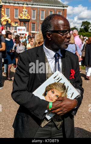 Anhänger der verstorbenen Prinzessin Diana Sammeln außerhalb Kensington Palace Zum 20. Jahrestag ihres Todes, Kensington Palace, London, Großbritannien Stockfoto