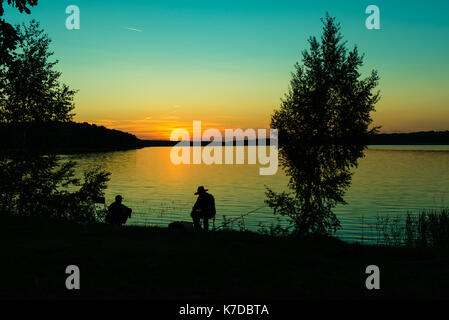 Angeln Sonnenuntergang. Die Fischer fischen auf dem See in der Nacht. Stockfoto