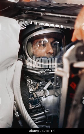Astronaut Alan B. Shepard in seinem Anzug und Helm in der Mecury Kapsel wo er unterzieht sich einem Flight Simulation Test für den ersten Versuch, ein Mann in den Raum zu stellen. (April 29, 1961, NASA). Stockfoto