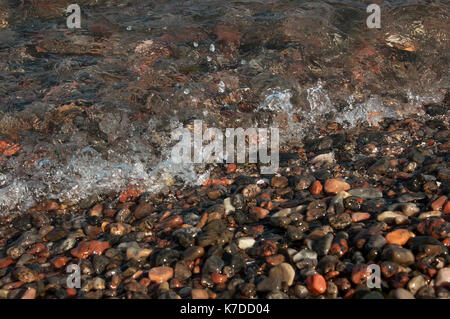 Der Strand von bunten Steinen an der Grenze der Surf abstrakt Hintergrund selektiven Fokus Stockfoto