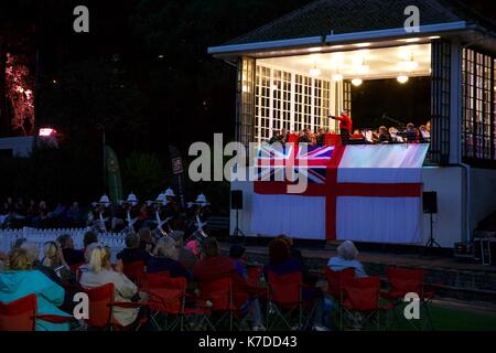 The Band Of Her Majesty's Royal Marines HMS Collingwood durchführen am Bournemouth Musikpavillon im unteren Gärten entfernt. Stockfoto