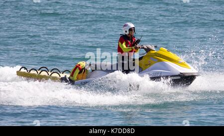 RNLI Rettungsschwimmer auf einem Jetski patrouillieren Bournemouth Stockfoto